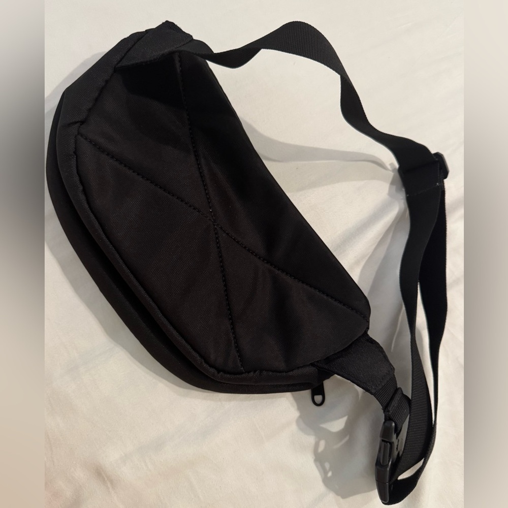 NWOT Under Armour Black Belt Bag - Picture 2 of 3